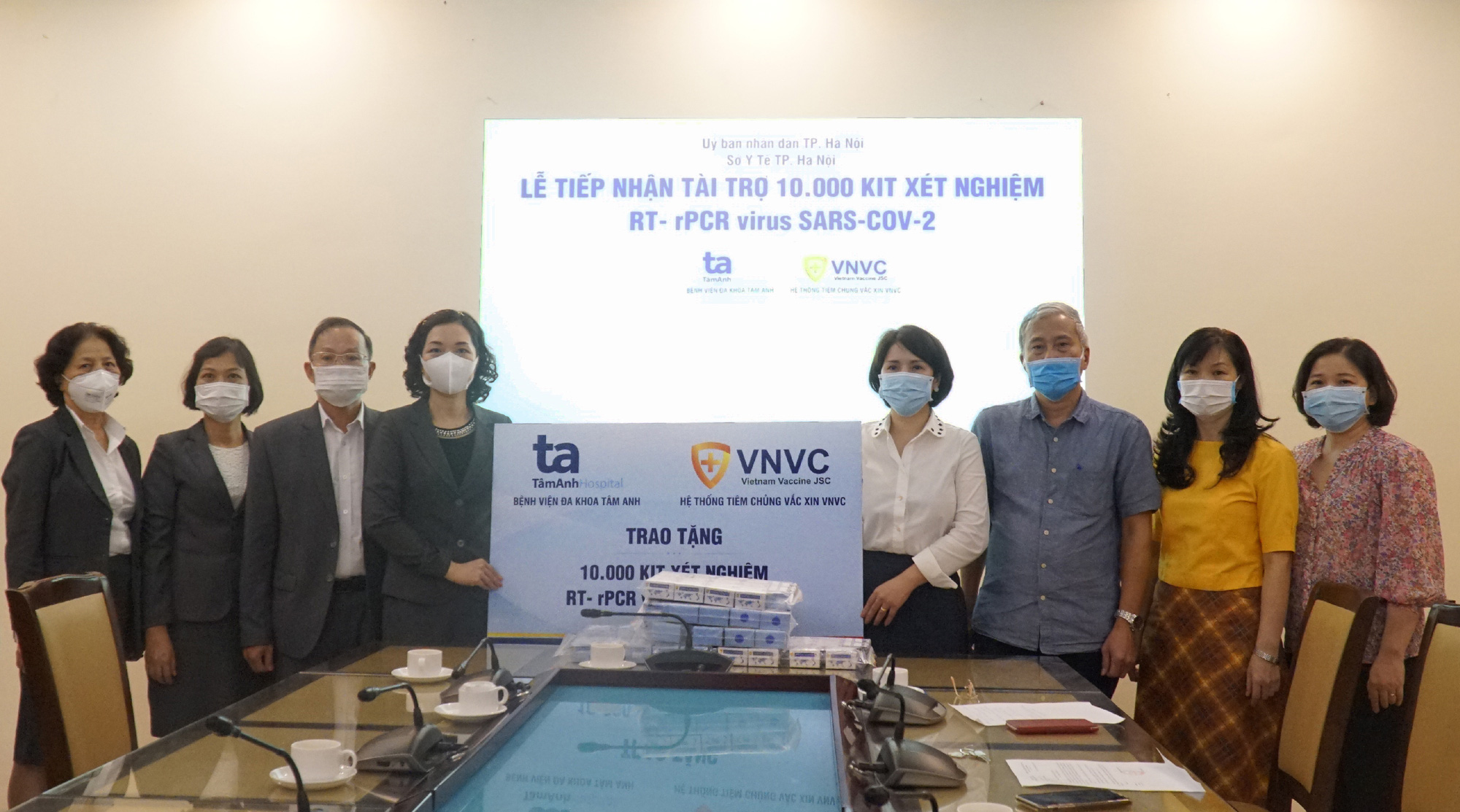 22.000 bộ x&eacute;t nghiệm, mặt nạ được tặng H&agrave; Nội để chống dịch - Ảnh 1.