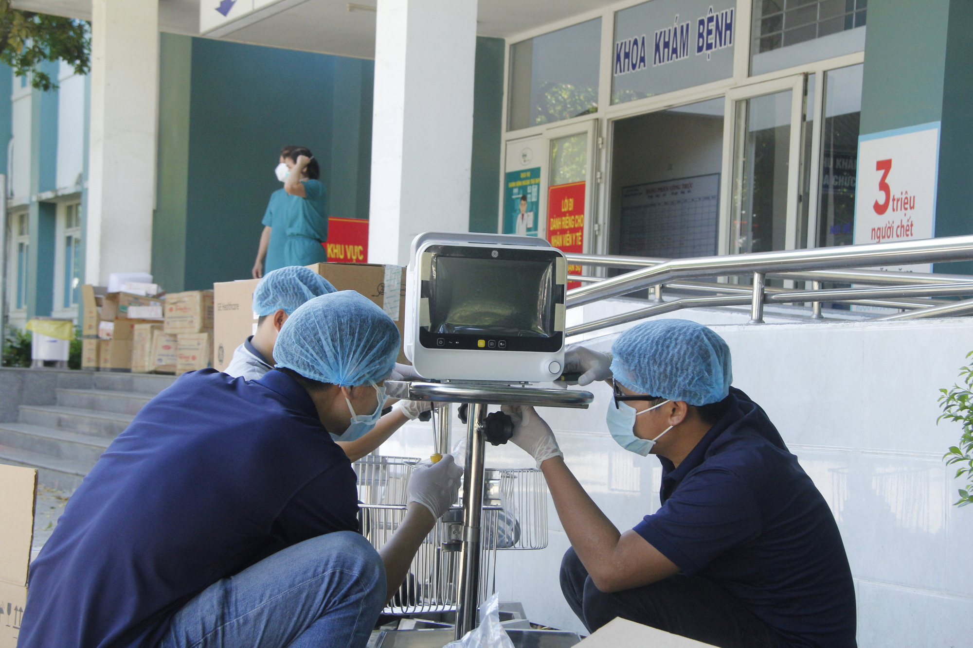 Doanh nh&acirc;n Johnathan Hạnh Nguyễn trao tặng  10 m&aacute;y theo d&otilde;i bệnh nh&acirc;n cho Đ&agrave; Nẵng  - Ảnh 3.