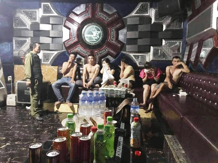 Xử lý 6 trai làng, gái quê tổ chức "tiệc" ma túy tại quán karaoke