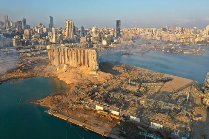 Nổ cực lớn ở Lebanon: C&ocirc;ng nh&acirc;n cảng bị thổi bay xuống biển sống s&oacute;t k&igrave; diệu - Ảnh 3.