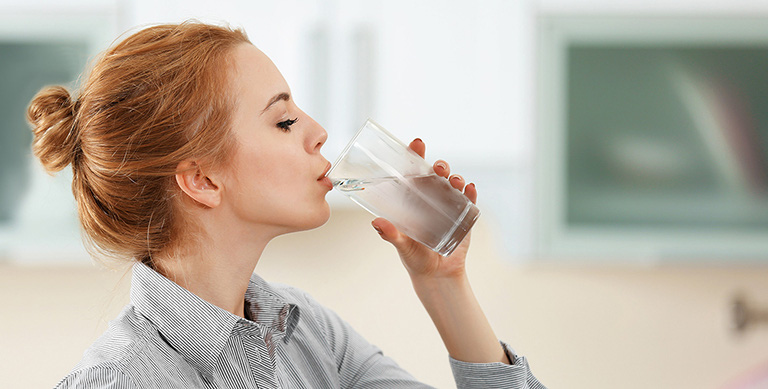 10 bí quyết giữ đôi môi luôn hồng rạng rỡ - Ảnh 2.