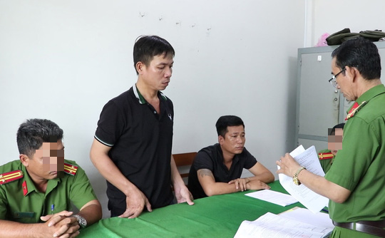 H&agrave;nh động bất ngờ của 4 con bạc lắc x&iacute; ngầu bị thua tiền - Ảnh 1.