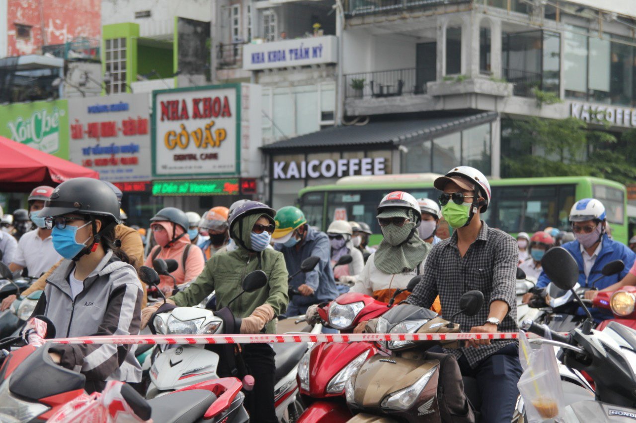 Dưới hố sâu vừa xuất hiện ở góc Phan Văn Trị - Nguyễn Oanh, có gì? - Ảnh 2.