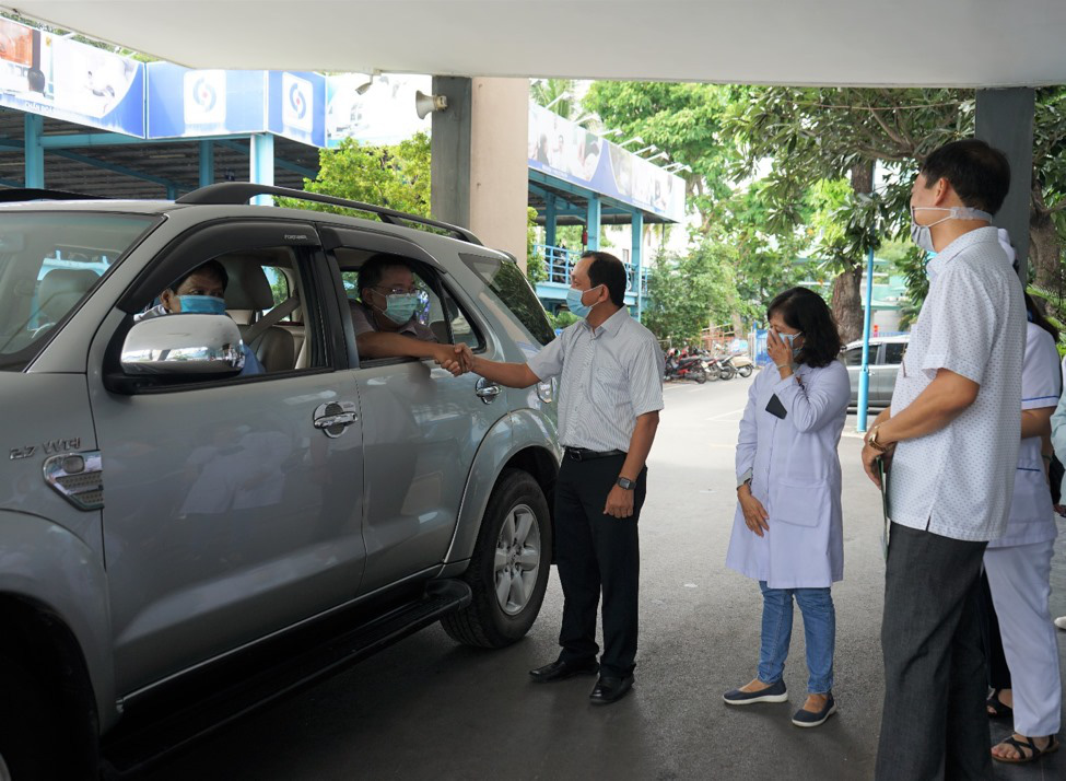X&uacute;c động khoảnh khắc vợ cũng l&agrave; b&aacute;c sĩ tiễn chồng v&agrave;o v&ugrave;ng dịch - Ảnh 2.