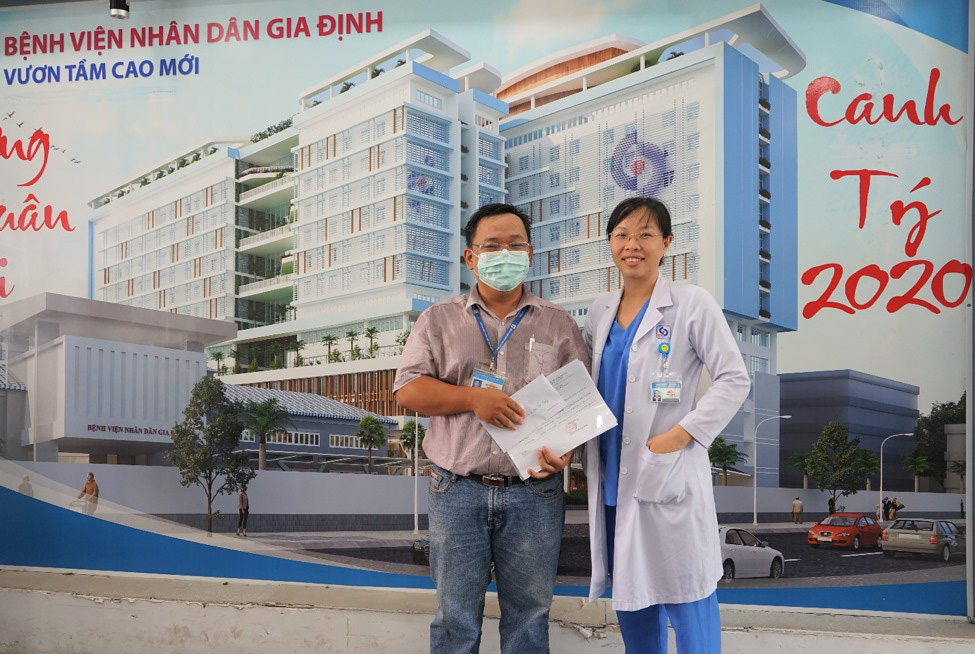 X&uacute;c động khoảnh khắc vợ cũng l&agrave; b&aacute;c sĩ tiễn chồng v&agrave;o v&ugrave;ng dịch - Ảnh 3.