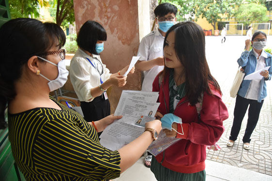 Gần 867.000 thí sinh bắt đầu thi tốt nghiệp THPT: Vừa thi vừa chống dịch