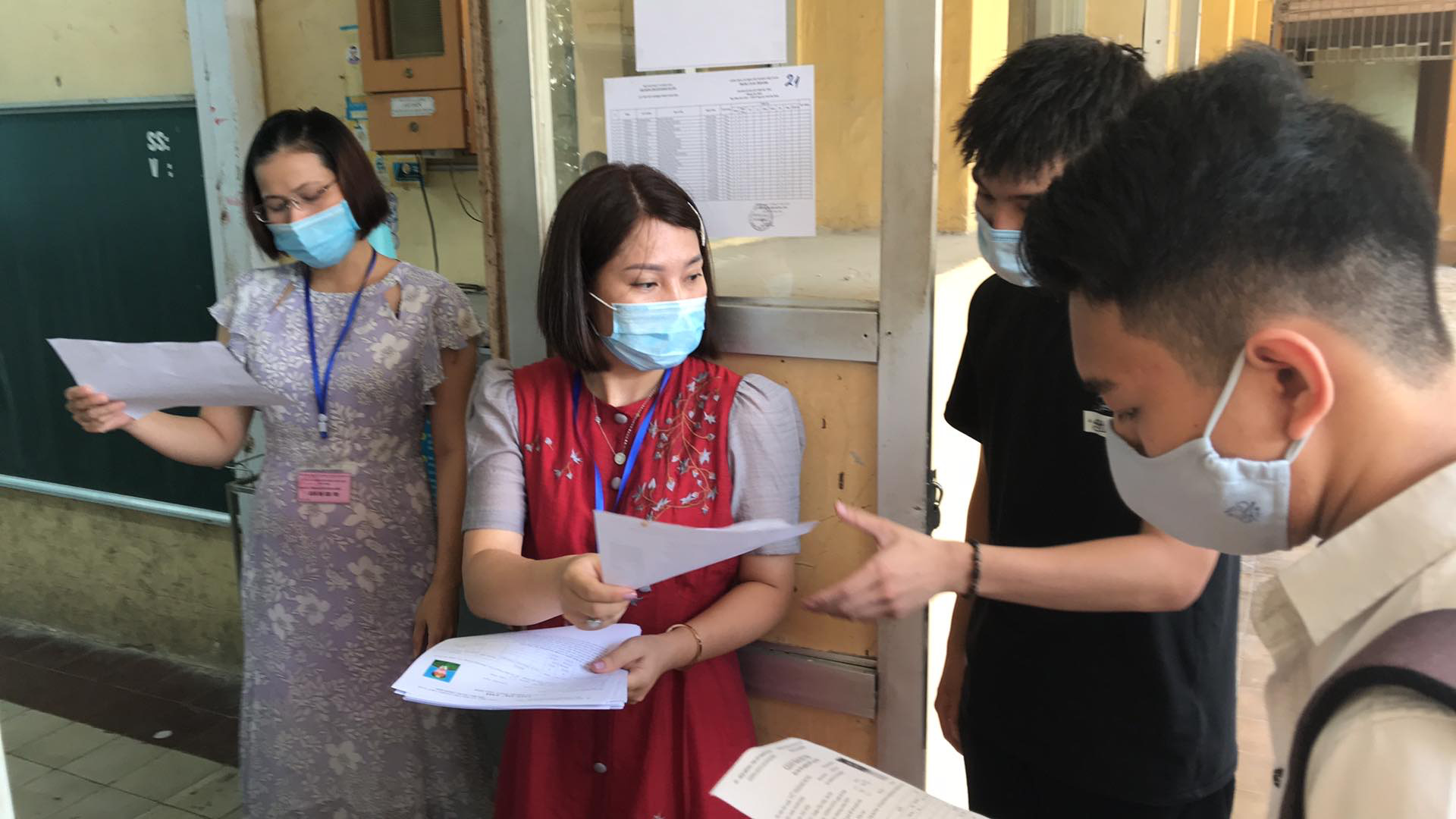 Hơn 850.000 th&iacute; sinh đeo khẩu trang, đo th&acirc;n nhiệt l&agrave;m thủ tục thi THPT 2020 - Ảnh 1.