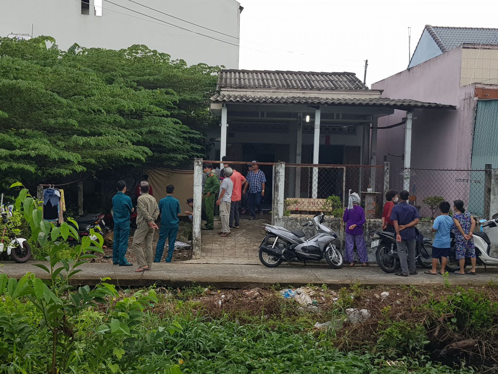 Người đàn ông chết trong tư thế treo cổ