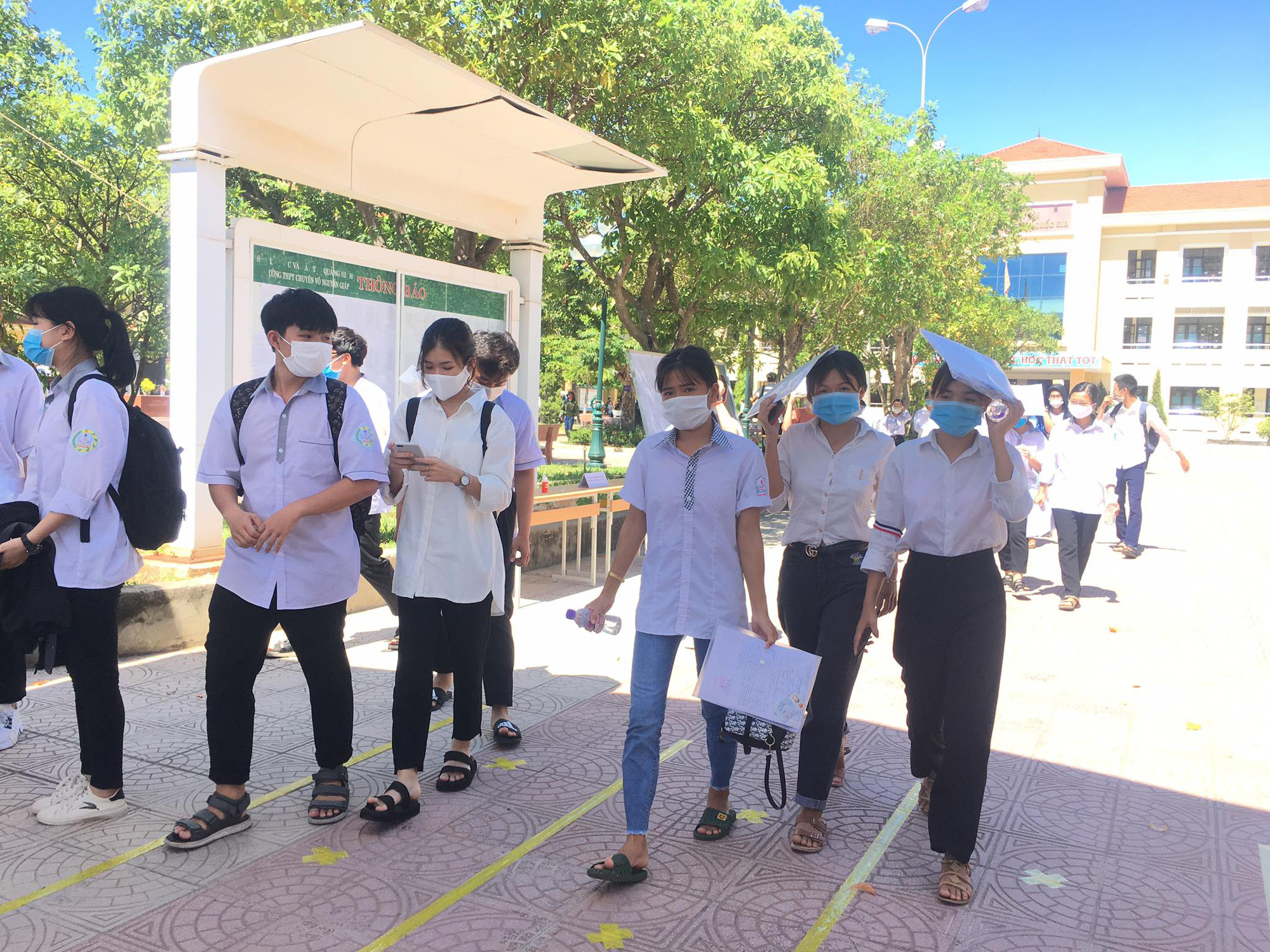 Quảng Bình: 12 thí sinh không dự thi tốt nghiệp THPT vì bị cách ly do Covid-19 - Ảnh 1.