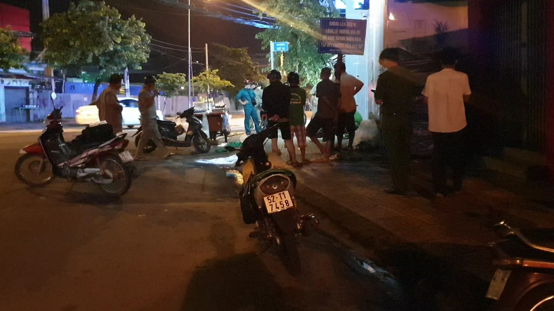 Ẩu đ&atilde; kinh ho&agrave;ng khi mua bắp, 2 người nhập viện ở quận Thủ Đức - Ảnh 1.