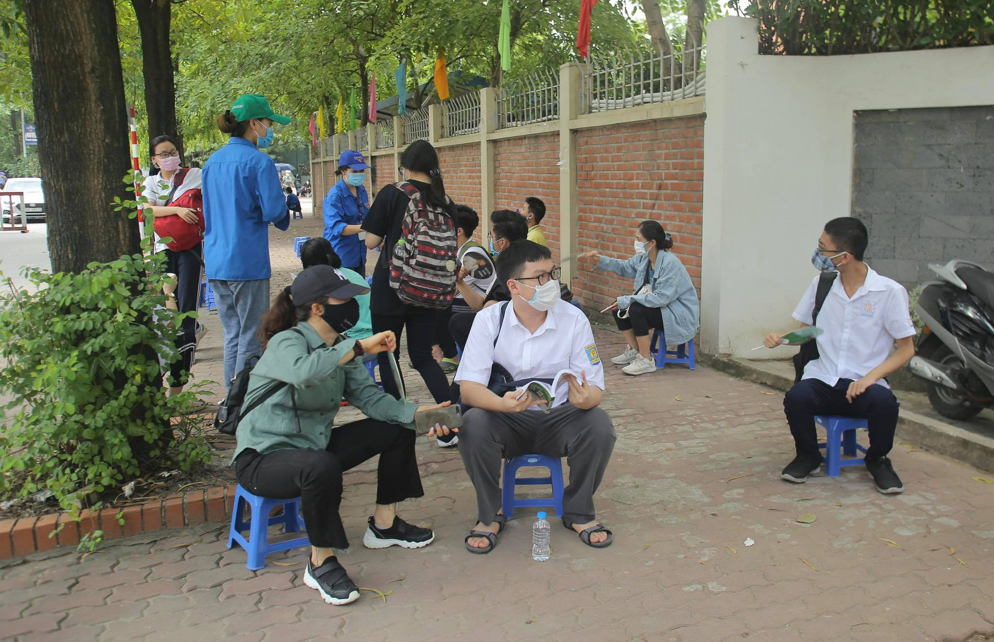 Thi tốt nghiệp THPT: Th&iacute; sinh chiều 9-8 thi m&ocirc;n to&aacute;n - Ảnh 4.
