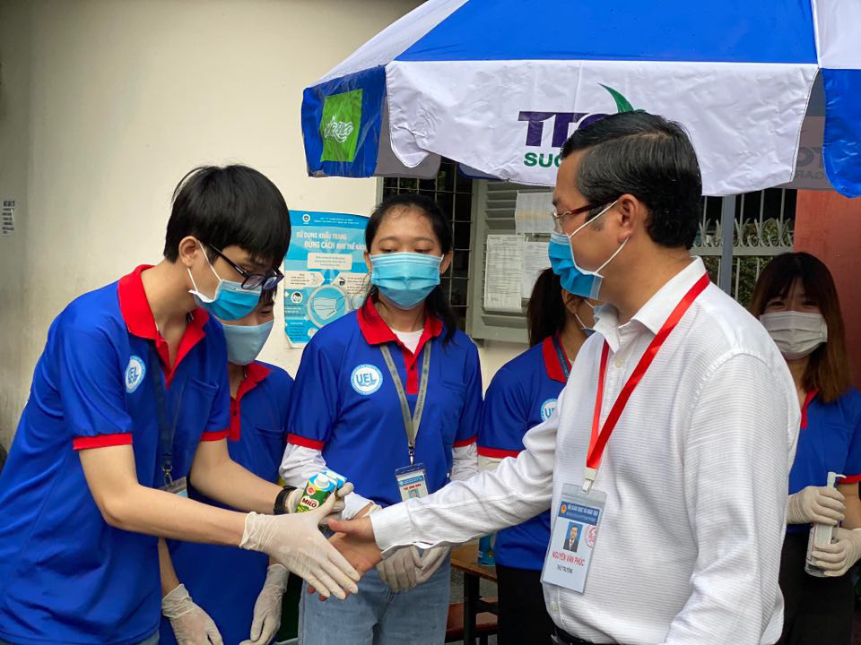 Bộ GD-ĐT kiểm tra thi tại TP HCM: Kh&ocirc;ng c&oacute; th&iacute; sinh li&ecirc;n quan Covid-19, TP chuẩn bị tốt - Ảnh 1.