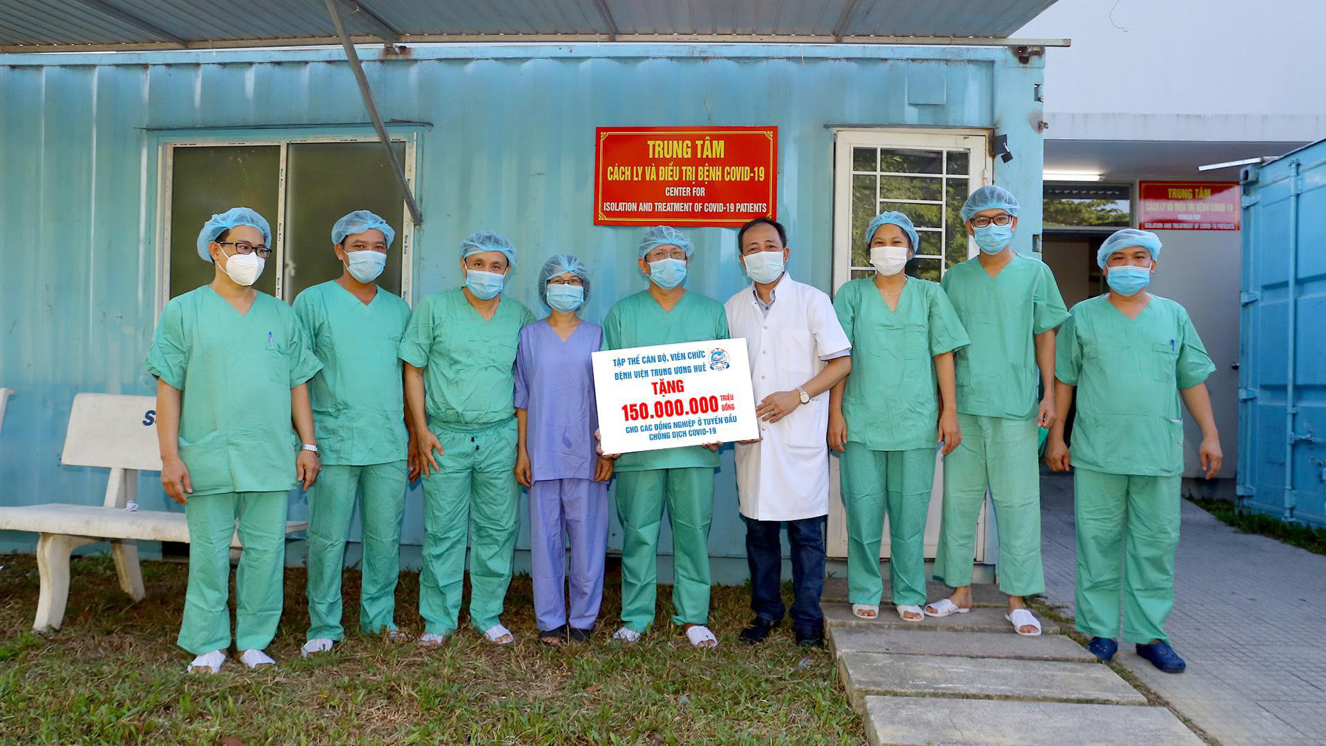 LĐLĐ Thừa Thi&ecirc;n &ndash; Huế tặng qu&agrave; c&aacute;c y, b&aacute;c sĩ tuyến đầu chống dịch - Ảnh 2.