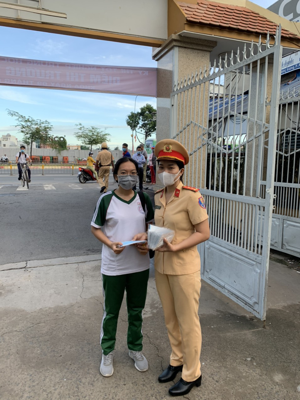 Phòng CSGT ra quân đồng hành cùng thí sinh thi THPT tại TP HCM - Ảnh 5.