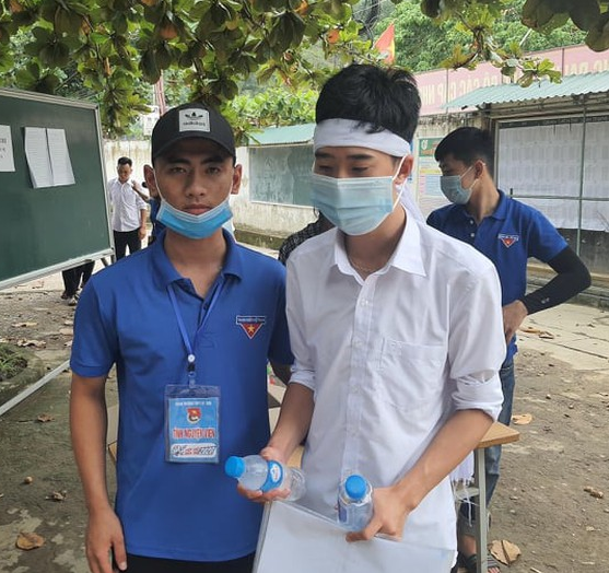 Bố là giáo viên mất, nam sinh đội khăn tang tới dự thi THPT