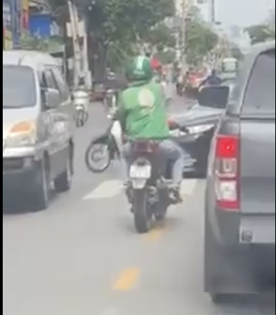 GrabBike đ&aacute;nh v&otilde;ng, vượt đ&egrave;n đỏ mở đường xe cứu thương, đ&uacute;ng hay sai? - Ảnh 3.
