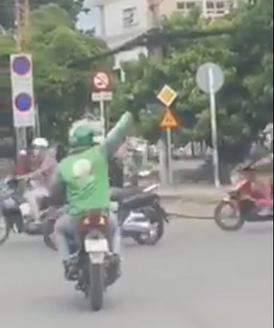 GrabBike đ&aacute;nh v&otilde;ng, vượt đ&egrave;n đỏ mở đường xe cứu thương, đ&uacute;ng hay sai? - Ảnh 4.