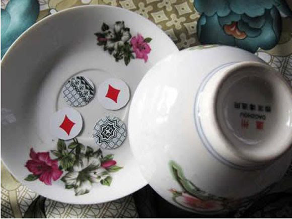 Ph&aacute;t hiện 9 người tụ tập đ&aacute;nh x&oacute;c đĩa ăn tiền giữa m&ugrave;a dịch Covid-19 - Ảnh 1.