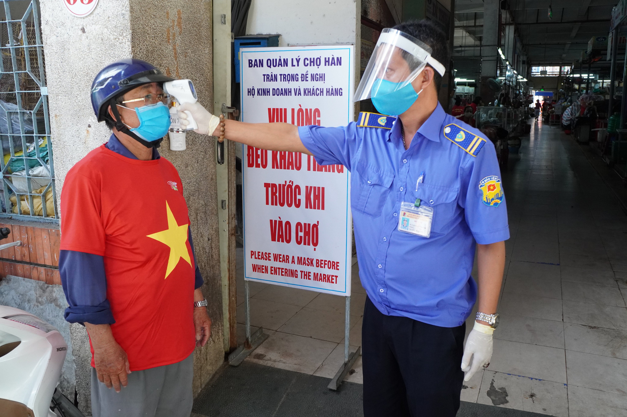 Ch&ugrave;m ảnh, clip: C&aacute;c tiểu thương mặc &aacute;o cờ đỏ sao v&agrave;ng, truyền th&ocirc;ng điệp Đ&agrave; Nẵng ơi, cố l&ecirc;n! - Ảnh 4.