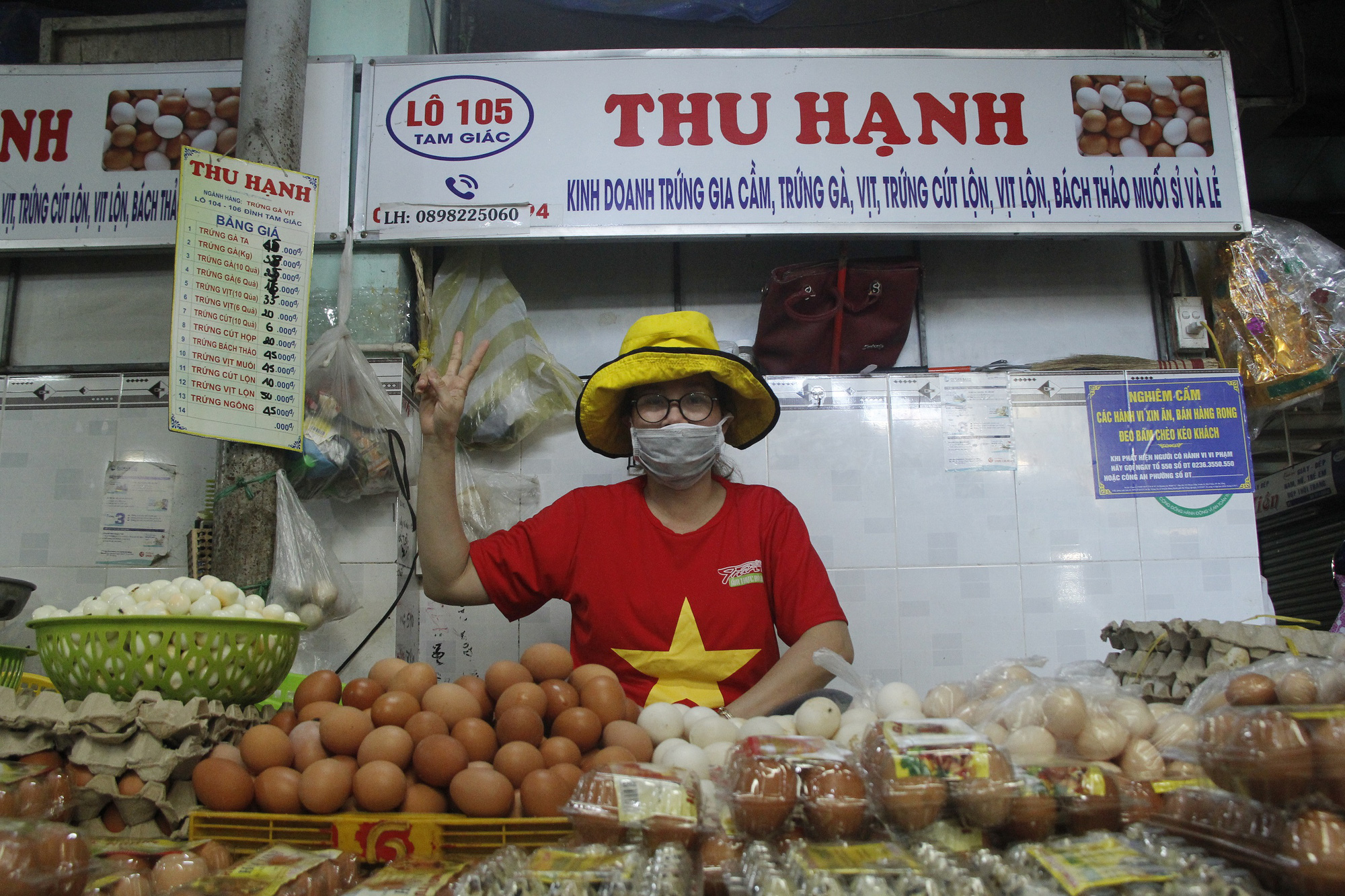 Ch&ugrave;m ảnh, clip: C&aacute;c tiểu thương mặc &aacute;o cờ đỏ sao v&agrave;ng, truyền th&ocirc;ng điệp Đ&agrave; Nẵng ơi, cố l&ecirc;n! - Ảnh 5.