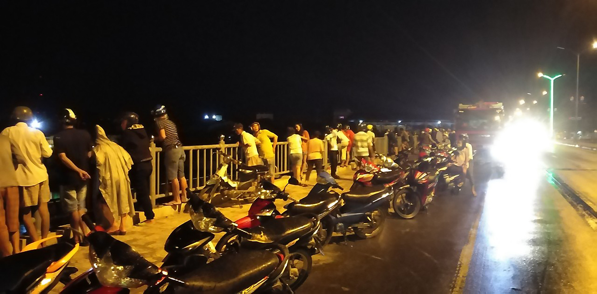 Tìm kiếm nam thanh niên bỏ lại xe máy, nhảy xuống sông Dinh tự tử - Ảnh 1.