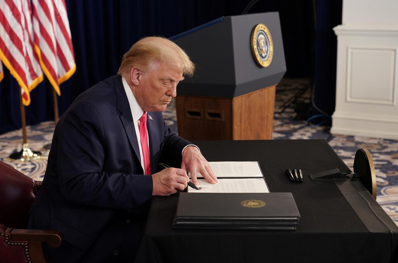 Th&aacute;ch thức quốc hội, Tổng thống Trump k&yacute; sắc lệnh cứu trợ mới - Ảnh 1.