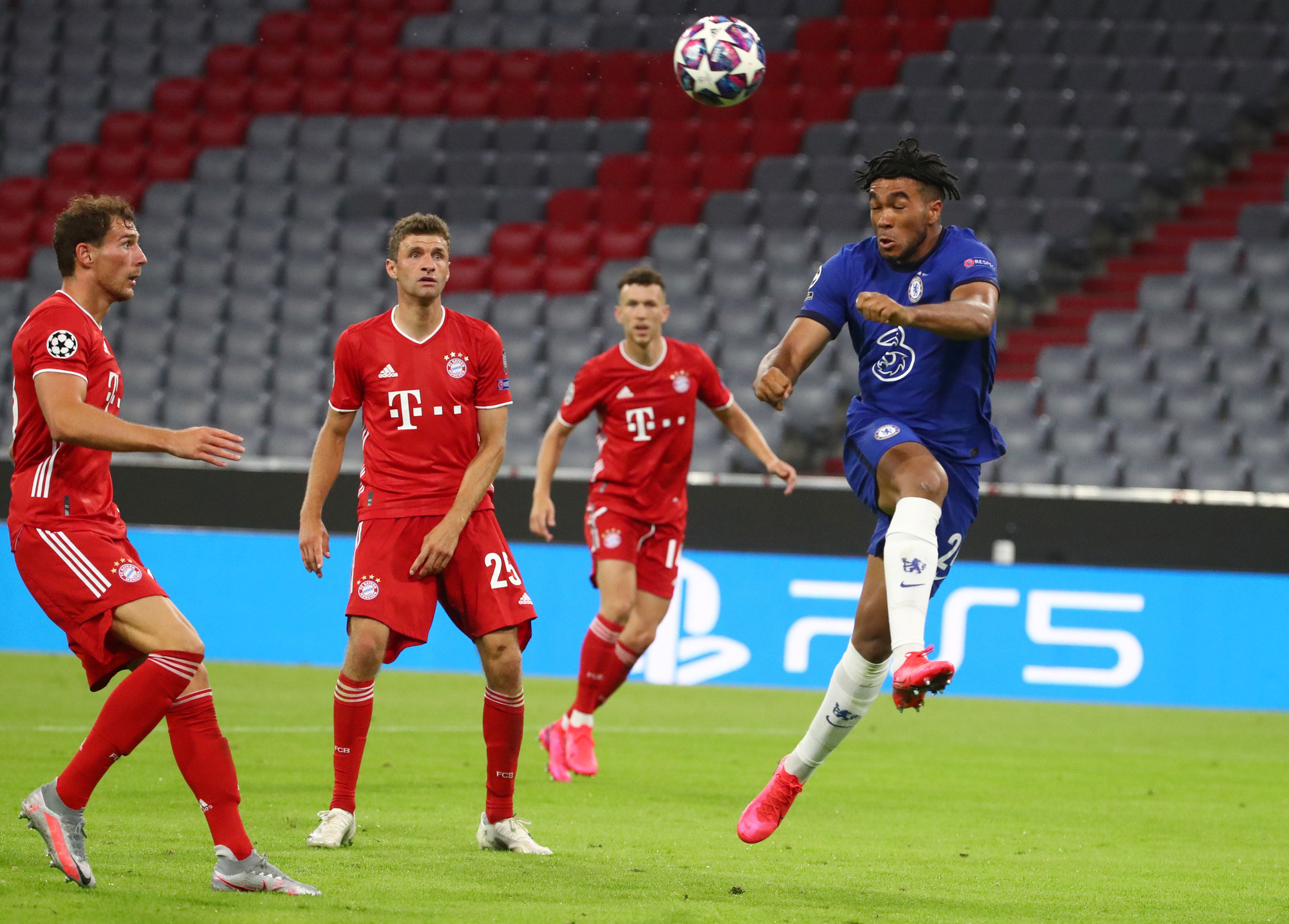 V&ugrave;i dập Chelsea, Bayern Munich bay cao tr&ecirc;n đỉnh ch&acirc;u &Acirc;u - Ảnh 1.