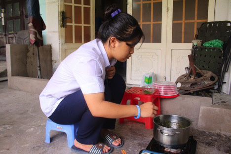 Gương mặt m&ugrave;a thi: Học giỏi để chạm ước mơ gi&uacute;p đỡ mẹ, cha - Ảnh 1.