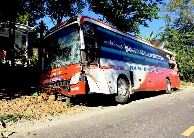 Quảng Bình: Xe khách tông vào hàng rào nhà dân, 19 hành khách một phen... thót tim