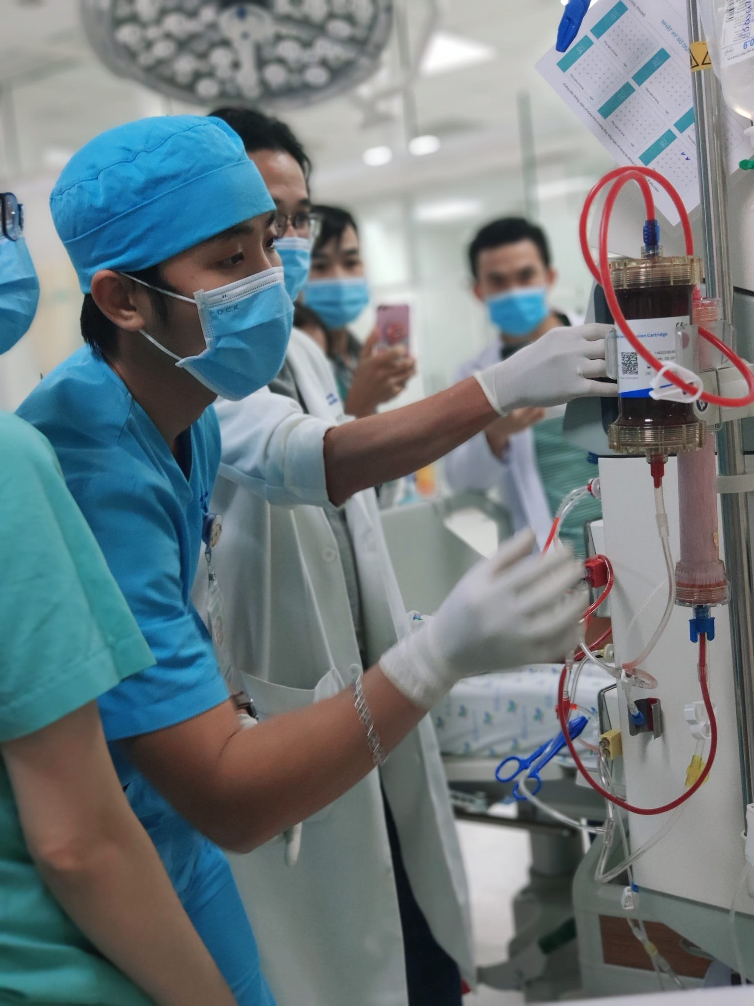 Đau lòng bé gái mới lớn nhiễm chất kịch độc