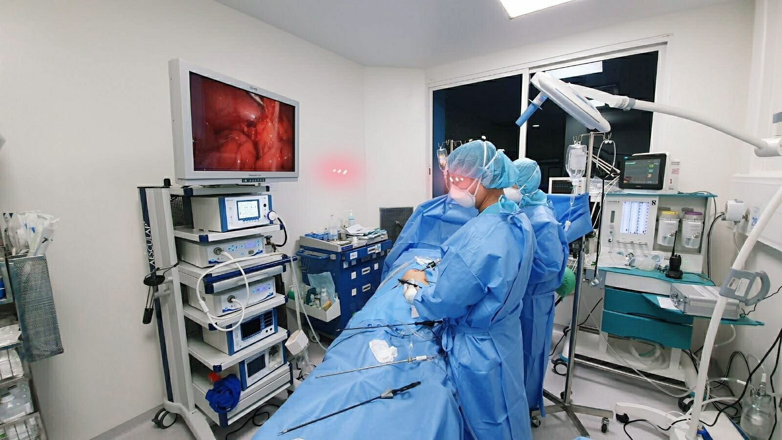 TP HCM: Mặc đồ chống dịch mổ cấp cứu ca bệnh đang cách ly Covid-19
