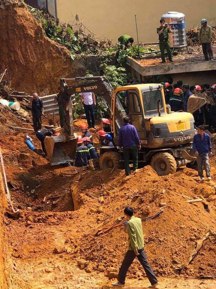 Sập công trình đang thi công, ít nhất 4 người tử vong - Ảnh 1.
