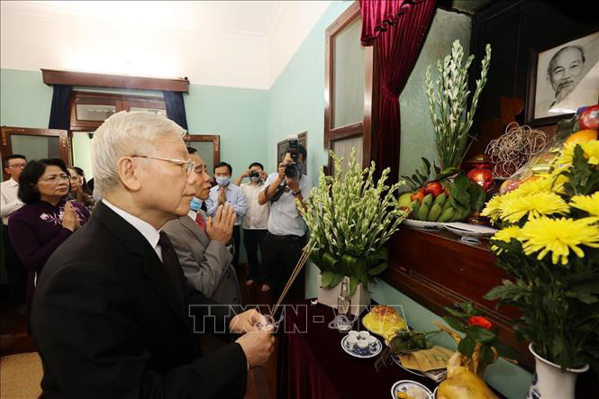 Tổng Bí thư, Chủ tịch nước dâng hương tưởng niệm Chủ tịch Hồ Chí Minh tại Nhà 67