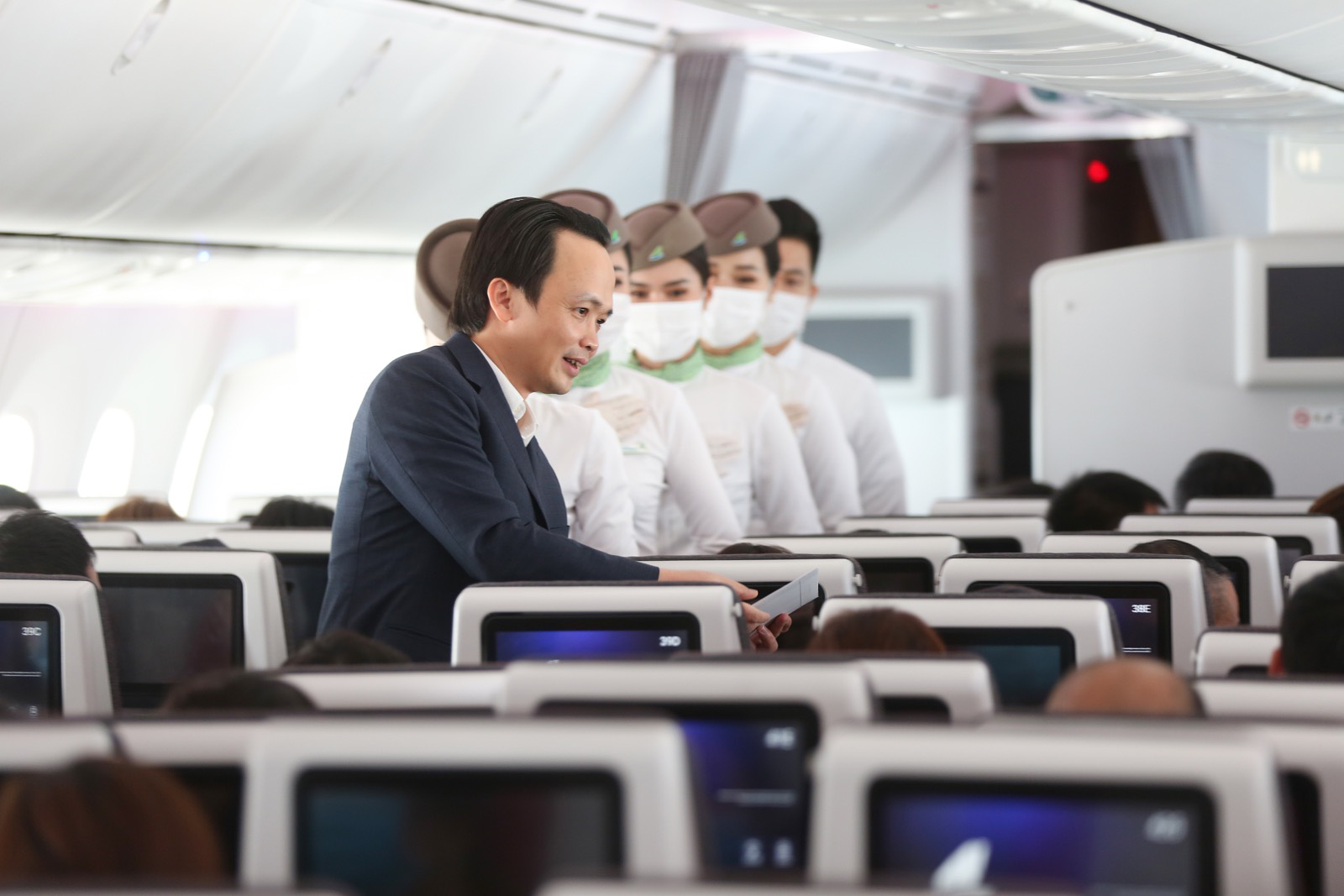 Chủ tịch Bamboo Airways xuất hiện trên khoang tặng quà hành khách trước thềm Quốc khánh 2-9 - Ảnh 3.