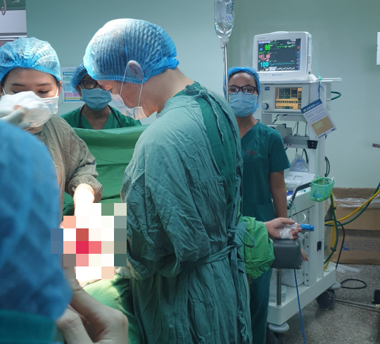 B&eacute; g&aacute;i nặng 1,8kg ch&agrave;o đời từ người mẹ bệnh tim tưởng chừng tử vong - Ảnh 1.