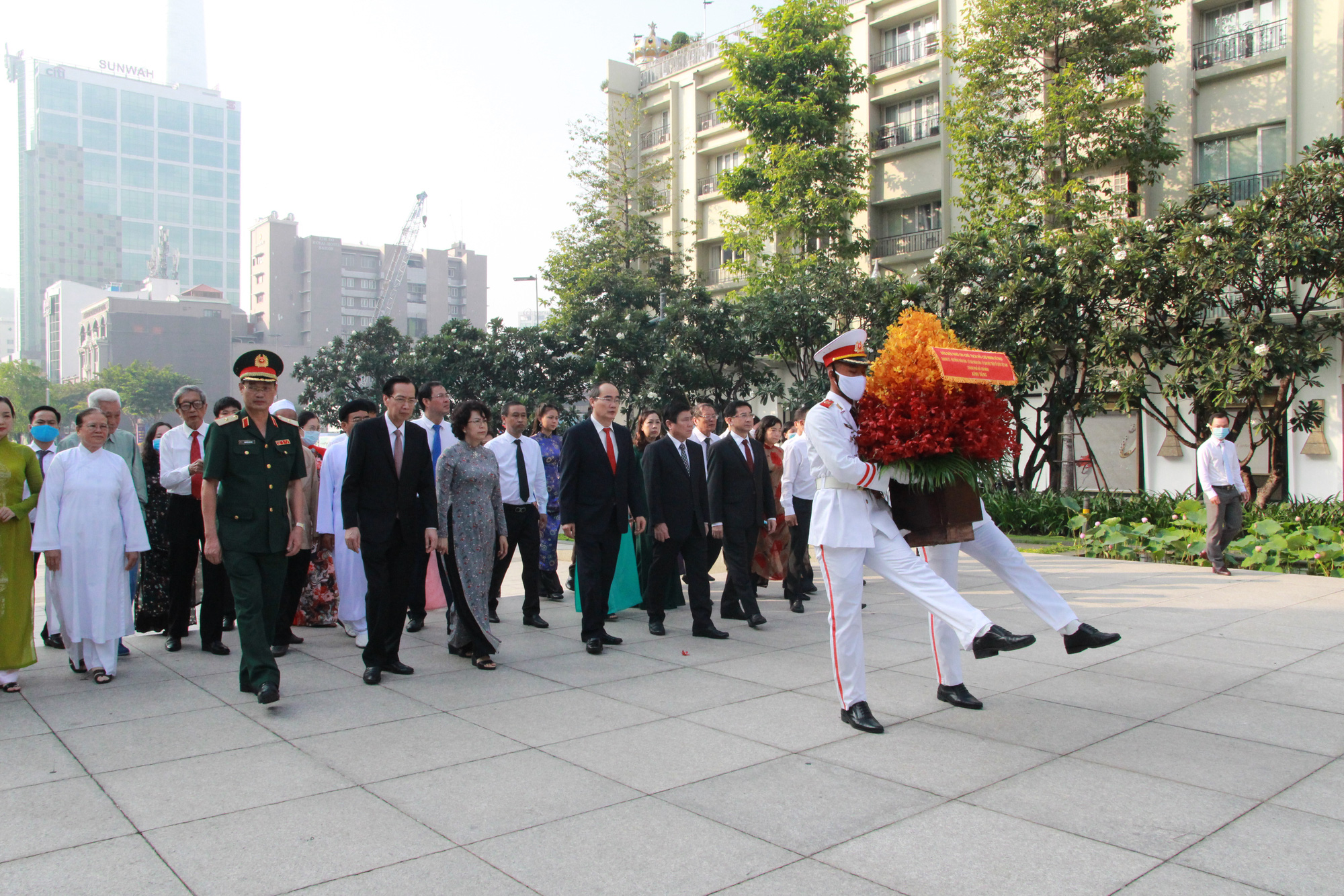 Lãnh đạo TP HCM dâng hoa, dâng hương Chủ tịch Hồ Chí Minh