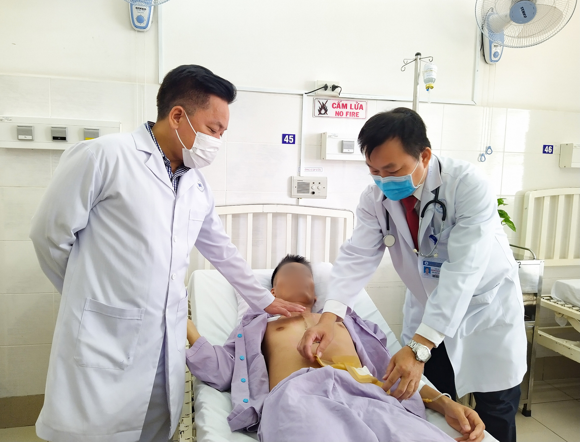 Ca mổ xuyên đêm cứu chàng trai vỡ tim chỉ với vết xước trên ngực