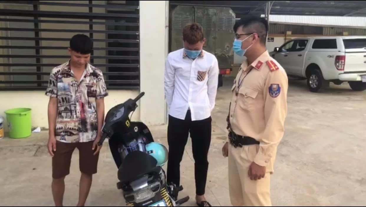 CLIP: 2 thanh, thiếu ni&ecirc;n vừa đi xe m&aacute;y vừa m&uacute;c nước gội đầu tr&ecirc;n quốc lộ - Ảnh 2.