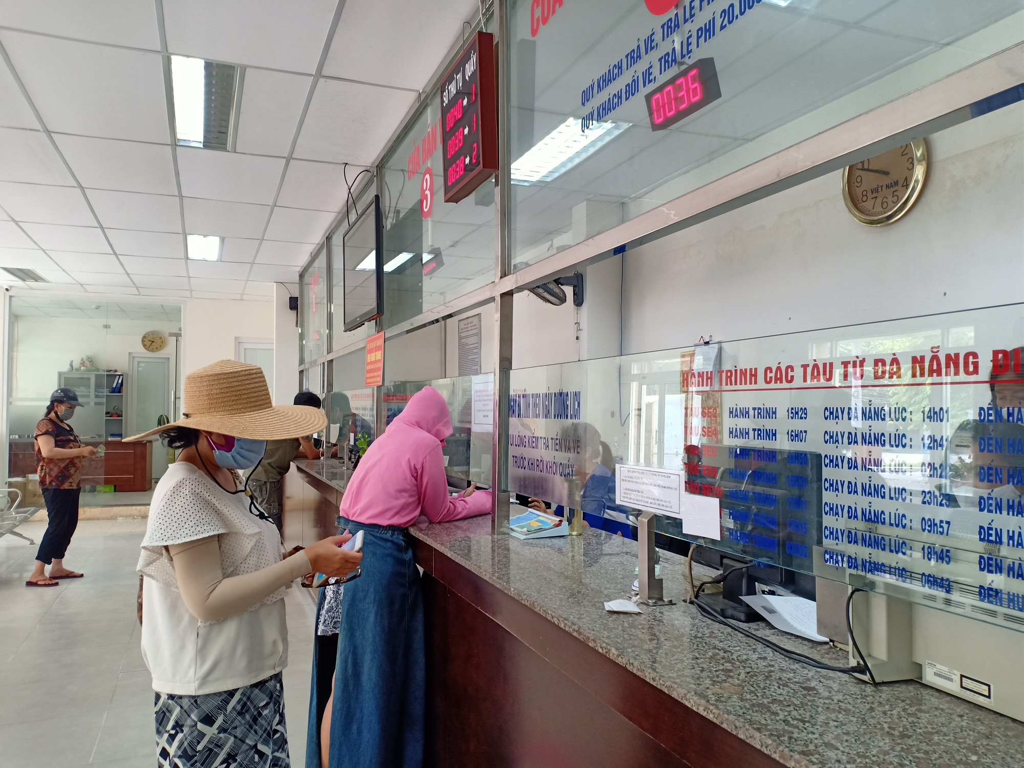 Đ&agrave; Nẵng tiếp tục nới lỏng gi&atilde;n c&aacute;ch x&atilde; hội, c&aacute;c cơ sở dịch vụ ăn, uống hoạt động trở lại - Ảnh 3.