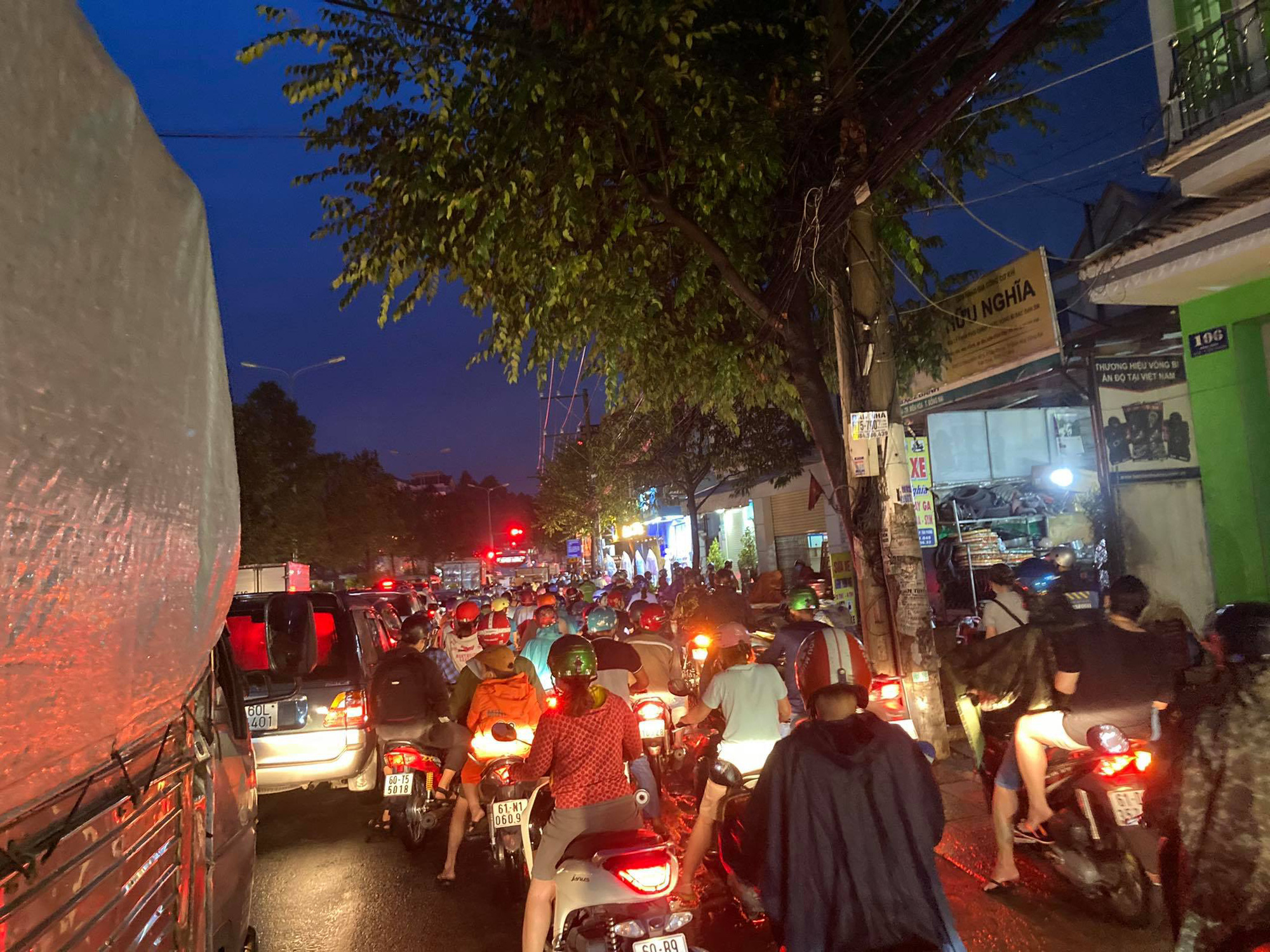 Đồng Nai: Mưa lớn, xe m&aacute;y bơi tr&ecirc;n phố như s&ocirc;ng - Ảnh 7.