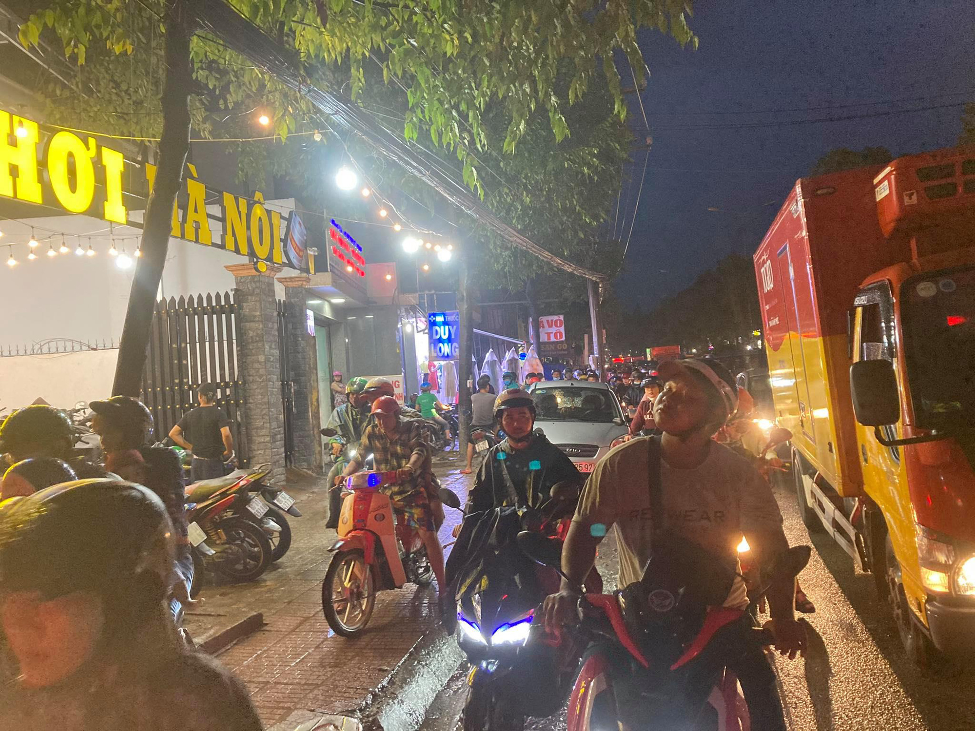 Đồng Nai: Mưa lớn, xe m&aacute;y bơi tr&ecirc;n phố như s&ocirc;ng - Ảnh 11.