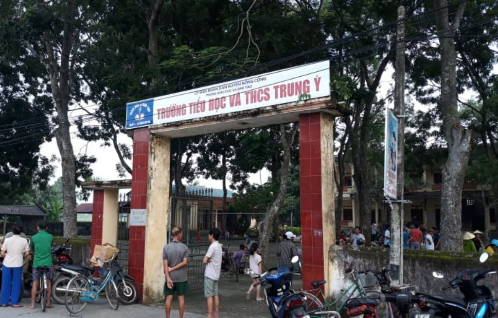 Vụ phản đối s&aacute;p nhập trường ở Thanh H&oacute;a: Để lại 2 điểm trường tiểu học - Ảnh 1.