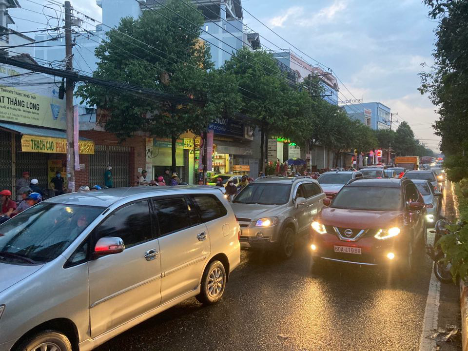 Đồng Nai: Mưa lớn, xe m&aacute;y bơi tr&ecirc;n phố như s&ocirc;ng - Ảnh 10.