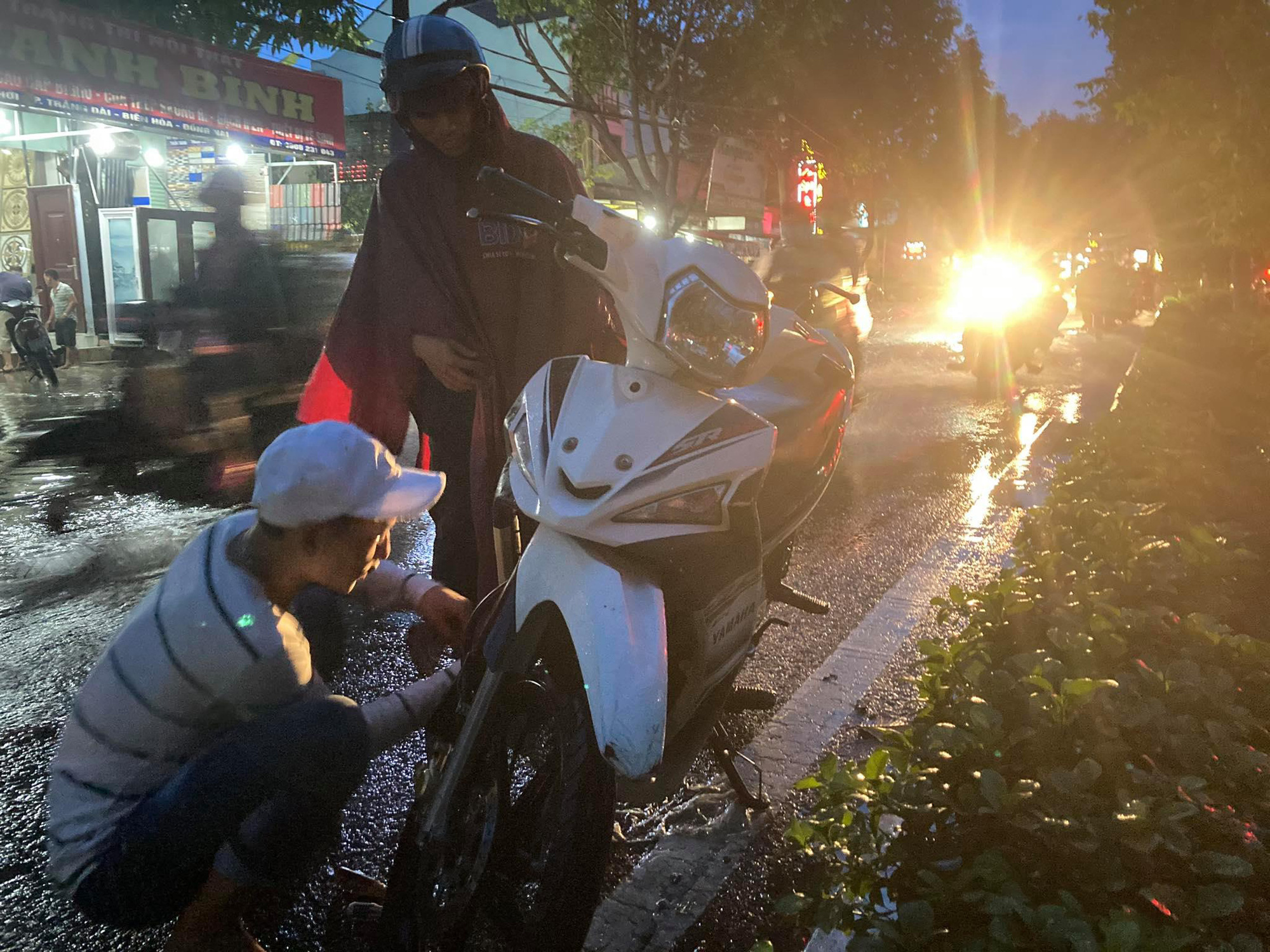 Đồng Nai: Mưa lớn, xe m&aacute;y bơi tr&ecirc;n phố như s&ocirc;ng - Ảnh 12.