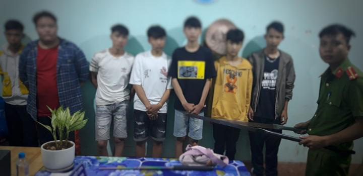 Hai nhóm thiếu niên hẹn nhau ra cổng trường hỗn chiến