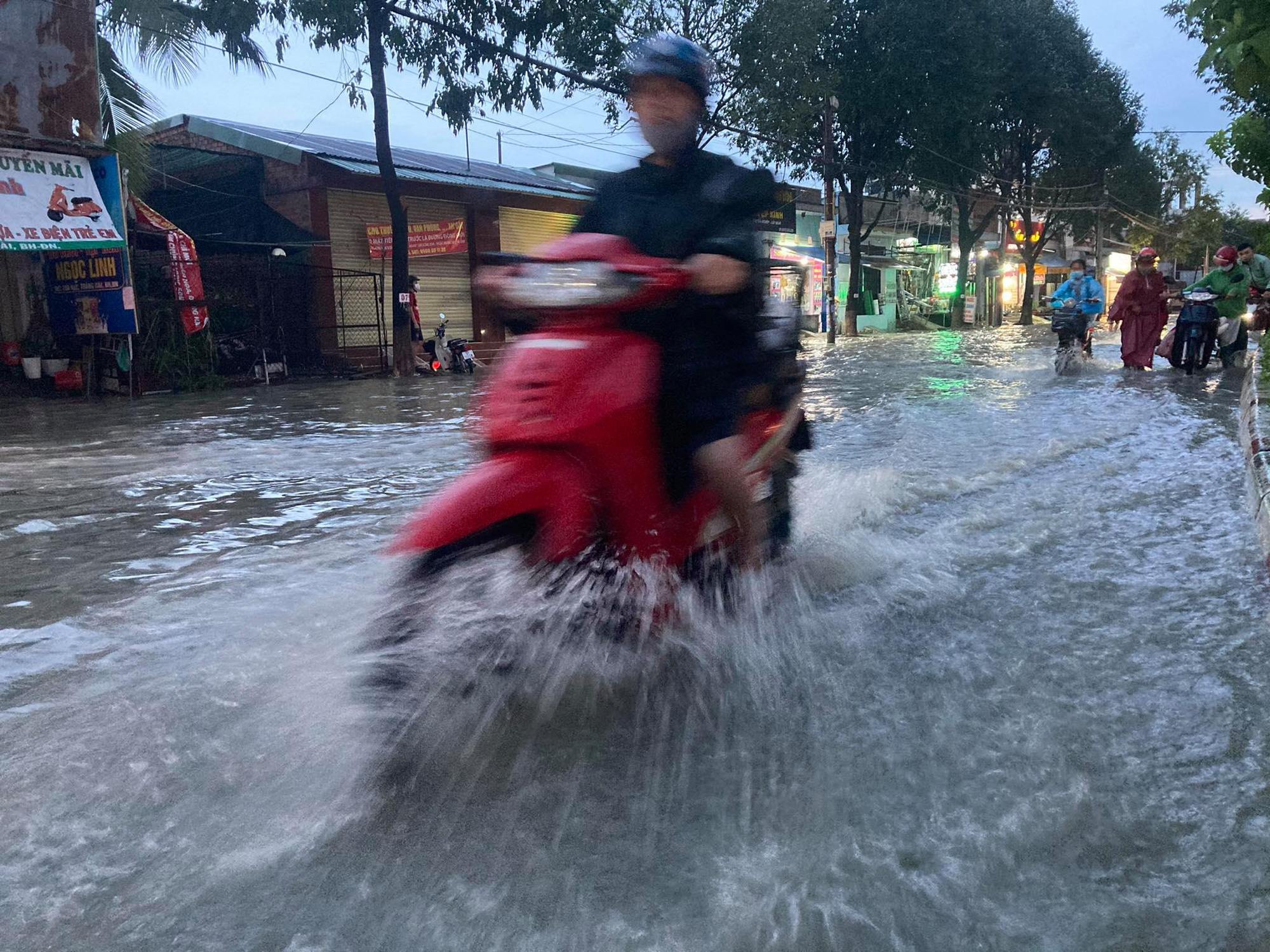 Đồng Nai: Mưa lớn, xe m&aacute;y bơi tr&ecirc;n phố như s&ocirc;ng - Ảnh 5.