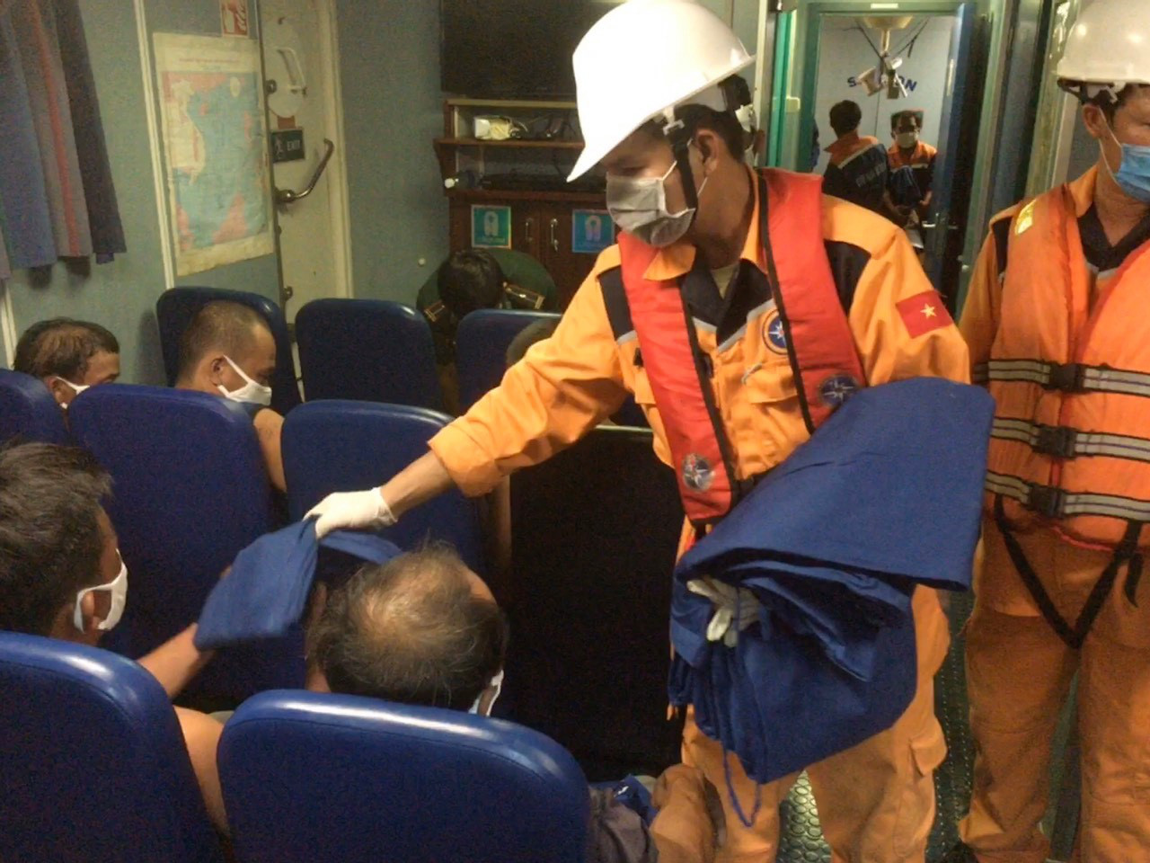 T&agrave;u c&aacute; Quảng Ng&atilde;i bị t&agrave;u h&agrave;ng đ&acirc;m ch&igrave;m tr&ecirc;n biển B&igrave;nh Thuận - Ảnh 3.