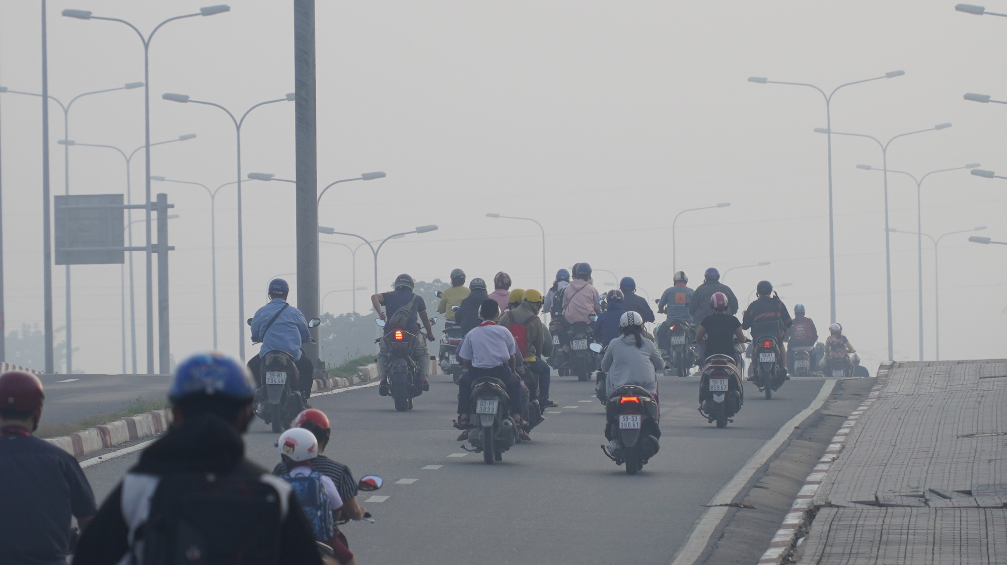 S&aacute;ng nay, sương m&ugrave; bao phủ bầu trời TP HCM - Ảnh 3.