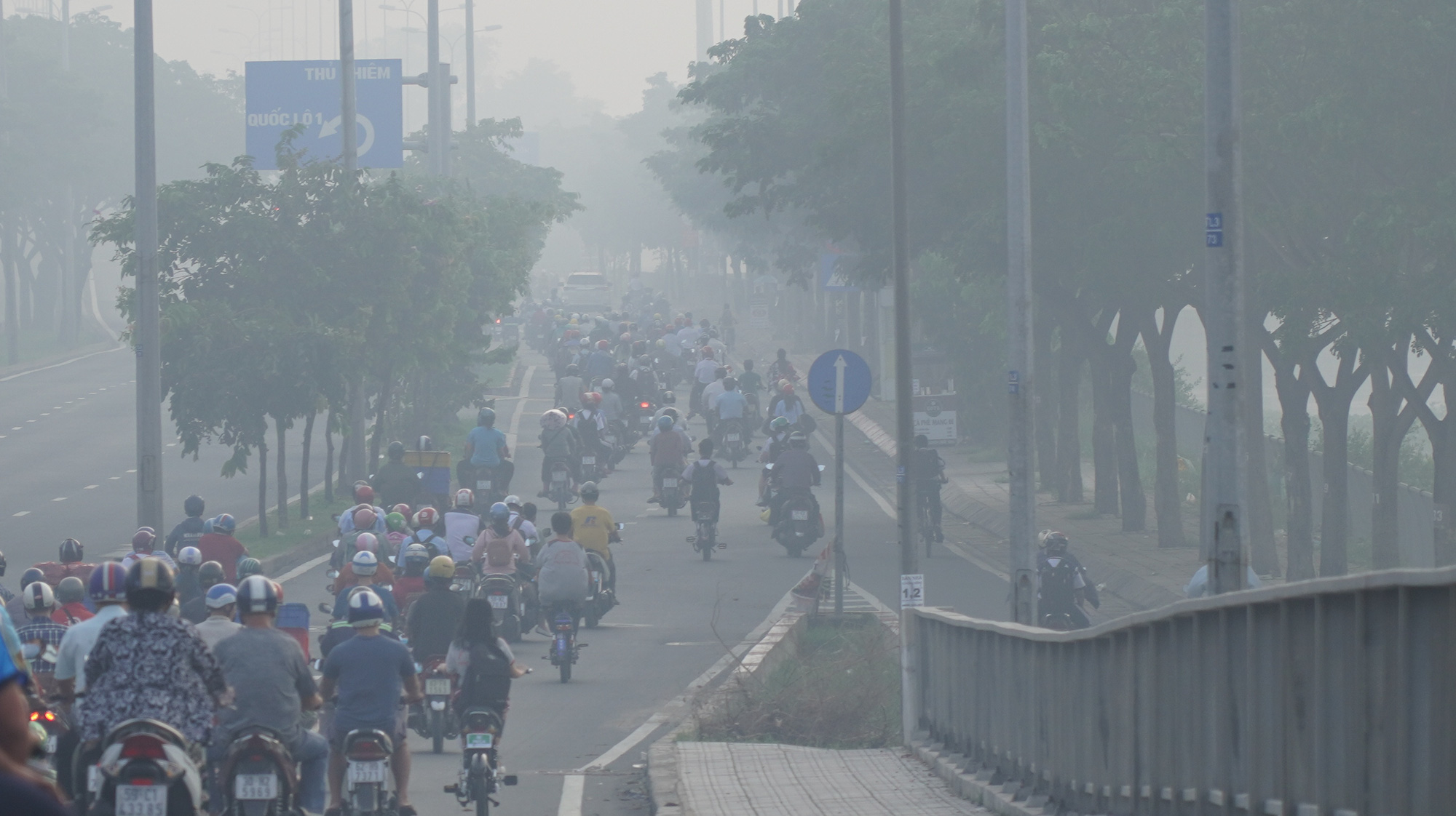 S&aacute;ng nay, sương m&ugrave; bao phủ bầu trời TP HCM - Ảnh 4.