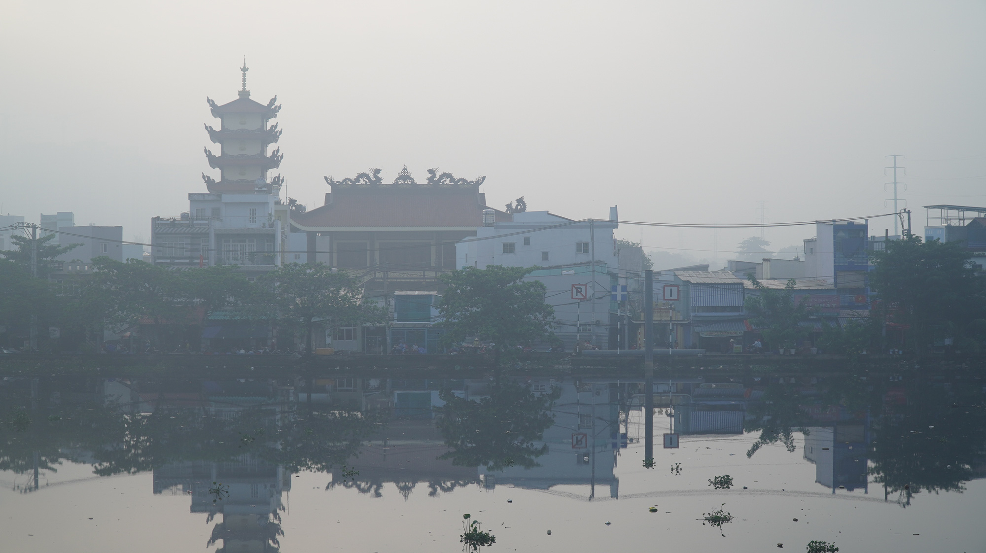 S&aacute;ng nay, sương m&ugrave; bao phủ bầu trời TP HCM - Ảnh 6.